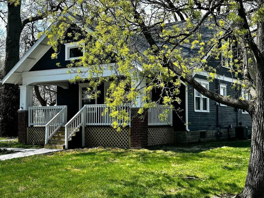 Mrs. Hughes Cottage - 2 Bedroom House W/ Parking Hamilton Extérieur photo