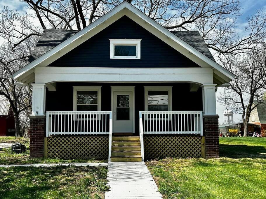 Mrs. Hughes Cottage - 2 Bedroom House W/ Parking Hamilton Extérieur photo
