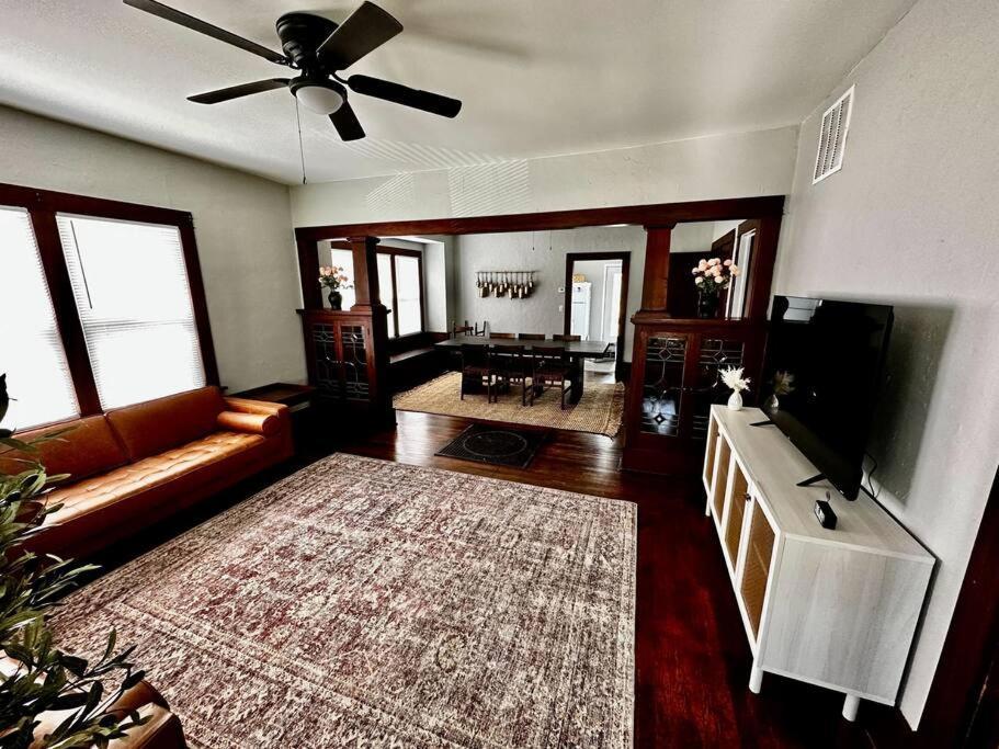 Mrs. Hughes Cottage - 2 Bedroom House W/ Parking Hamilton Extérieur photo