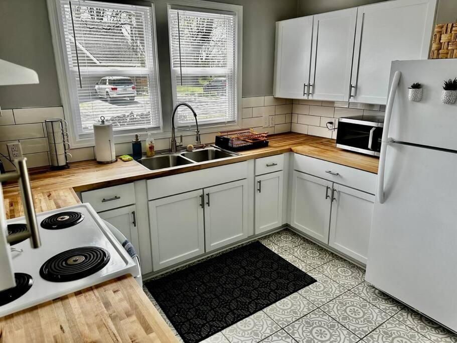 Mrs. Hughes Cottage - 2 Bedroom House W/ Parking Hamilton Extérieur photo