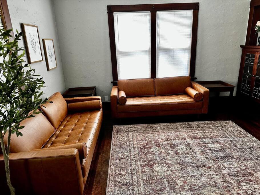 Mrs. Hughes Cottage - 2 Bedroom House W/ Parking Hamilton Extérieur photo
