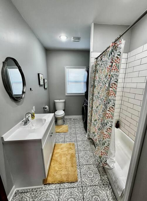 Mrs. Hughes Cottage - 2 Bedroom House W/ Parking Hamilton Extérieur photo