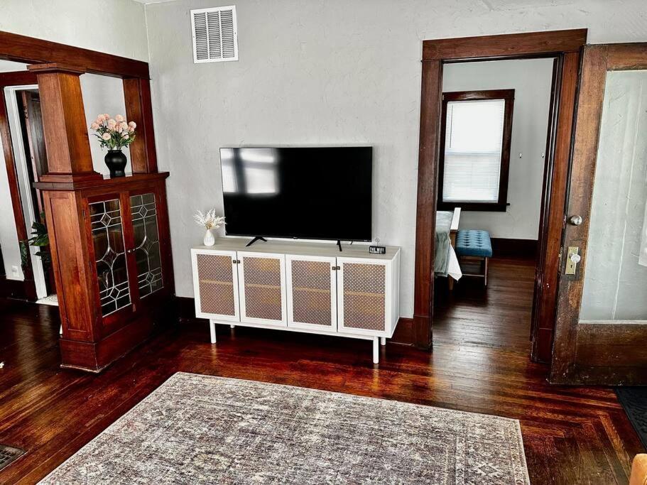 Mrs. Hughes Cottage - 2 Bedroom House W/ Parking Hamilton Extérieur photo
