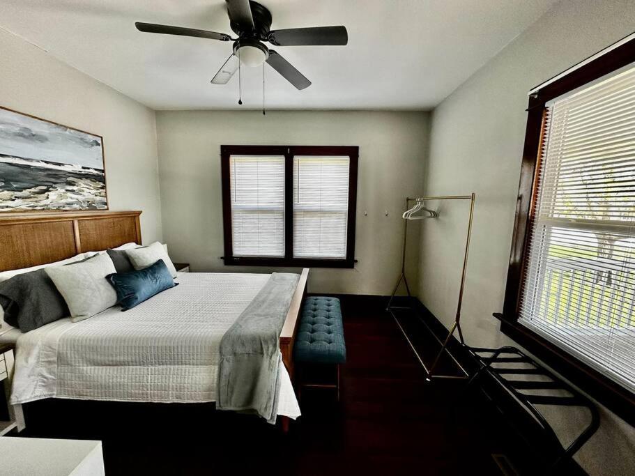 Mrs. Hughes Cottage - 2 Bedroom House W/ Parking Hamilton Extérieur photo