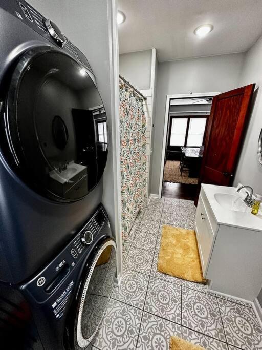 Mrs. Hughes Cottage - 2 Bedroom House W/ Parking Hamilton Extérieur photo